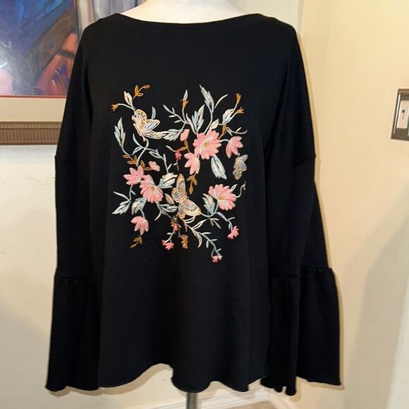 NWT WD.NY Embroidered Floral Black Top w/ Bell Sleeves Size 1X - Picture 2 of 12